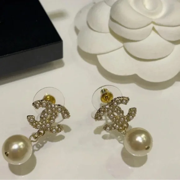 Elegant Gold and Pearl Drop Earrings - Picture 3 of 8